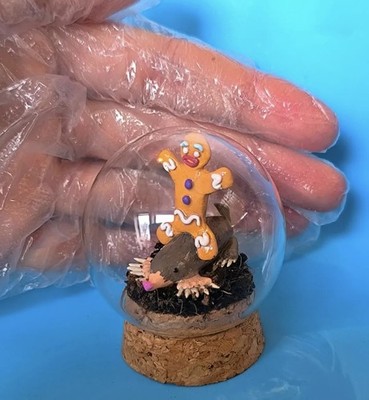 Handgefertigte Figur / Statuette: Lebkuchenmann und Maulwurf (Gift / Geschenk)