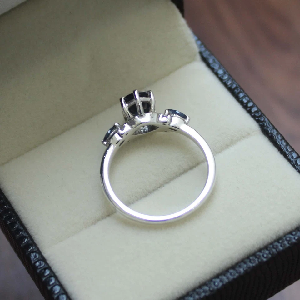 Elegante anillo de zafiro azul y oro blanco con acento de diamantes regalo perfecto para ella Foto 2 de 4