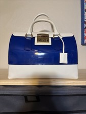 Furla Candy Bag in blu e bianco con finitura lucida, gelatina e pelle.