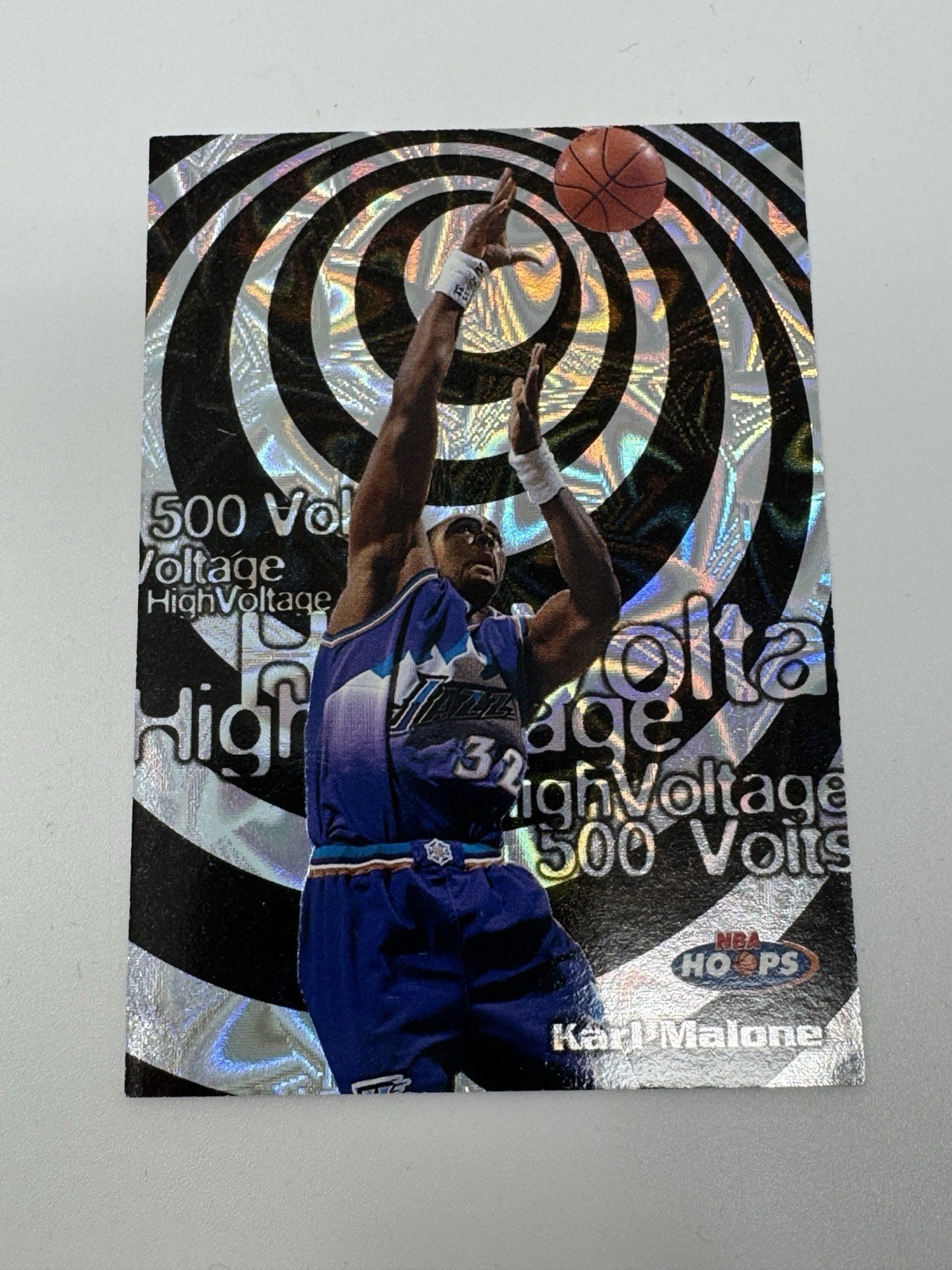 Karl Malone 1997-98 Skybox Hoops High Voltage 500 Volts 083/500 Basketball Card