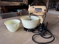 Hamilton Beach Model D Stand Mixer w/ 2 Cream Glass Bowls – Working - 1930s