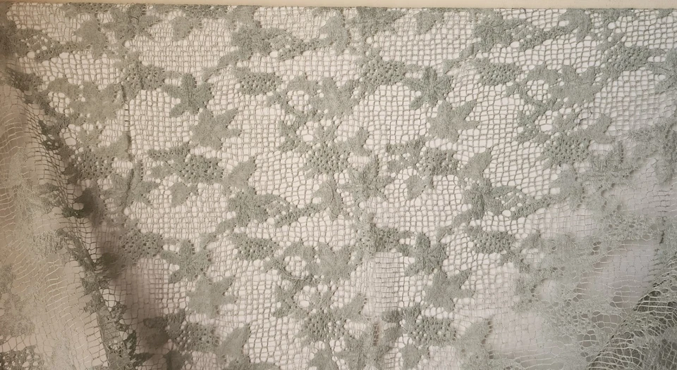 Antigua tela de encaje de algodón francés Celadon patrón floral 78"x46-65" irregular Foto 4 de 4