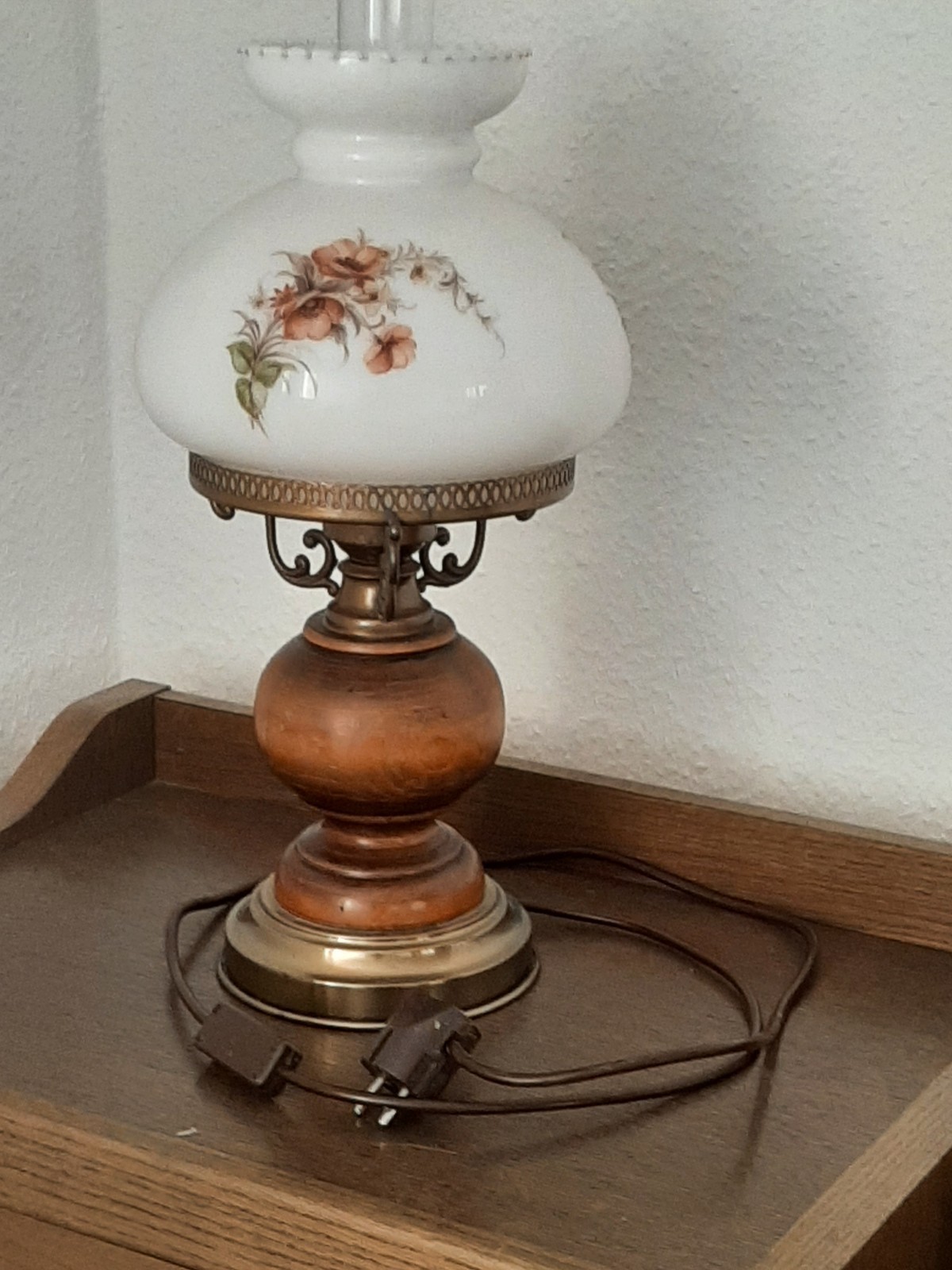 Wunderschöne Vintage-Standlampe mit Zylinder.  strombetrieben