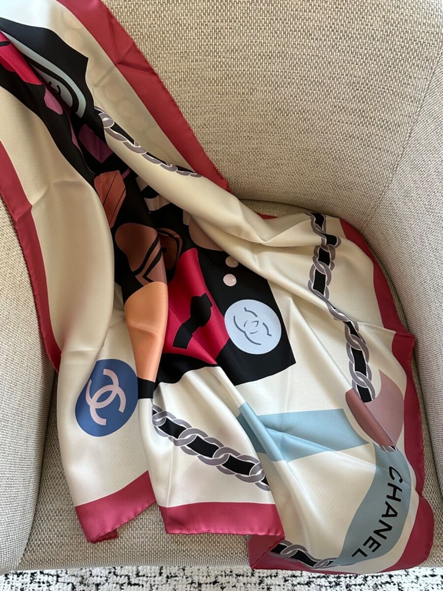 NEW 100%Auth CHANEL 21C Offwhite/Multicolour Icons 100%Silk NEW 100%Auth CHANEL 21C Offwhite/Multicolour Icons 100%Silk