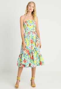 outfits con blusas floreadas