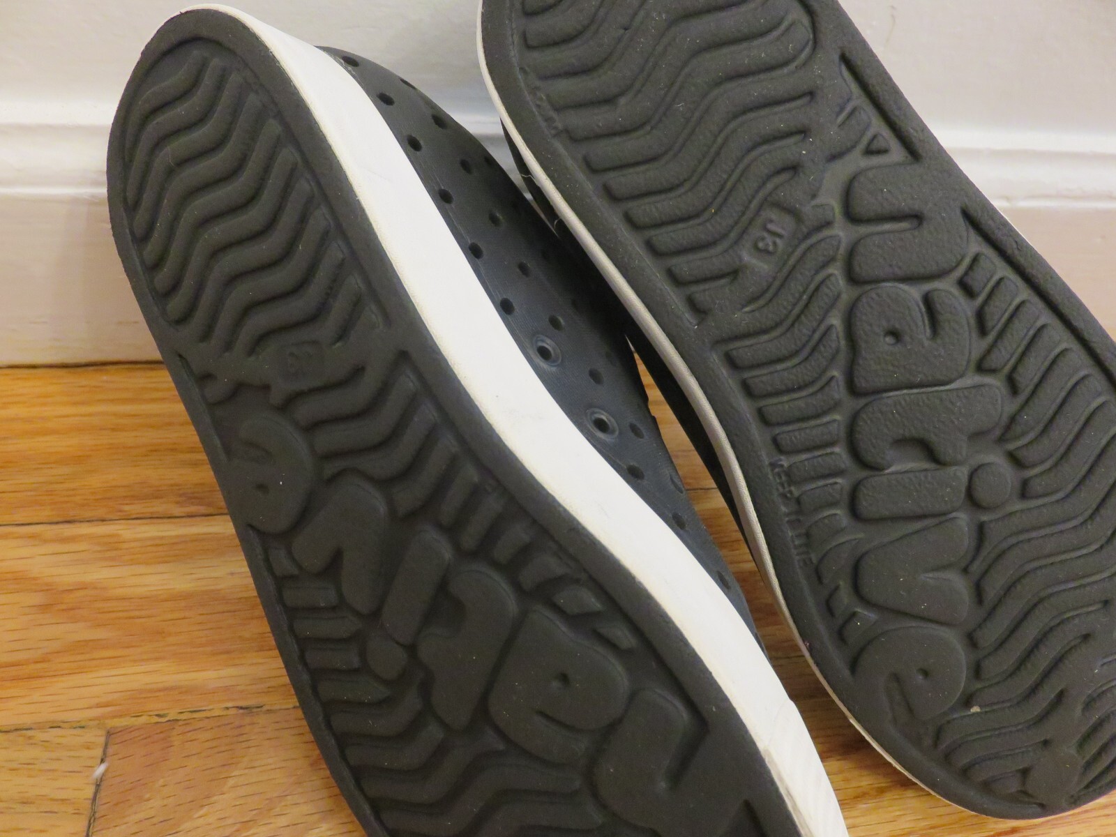 SAOLA Scarpe da acqua native Jefferson bambini grandi nere con suola bianca taglia J3 J4