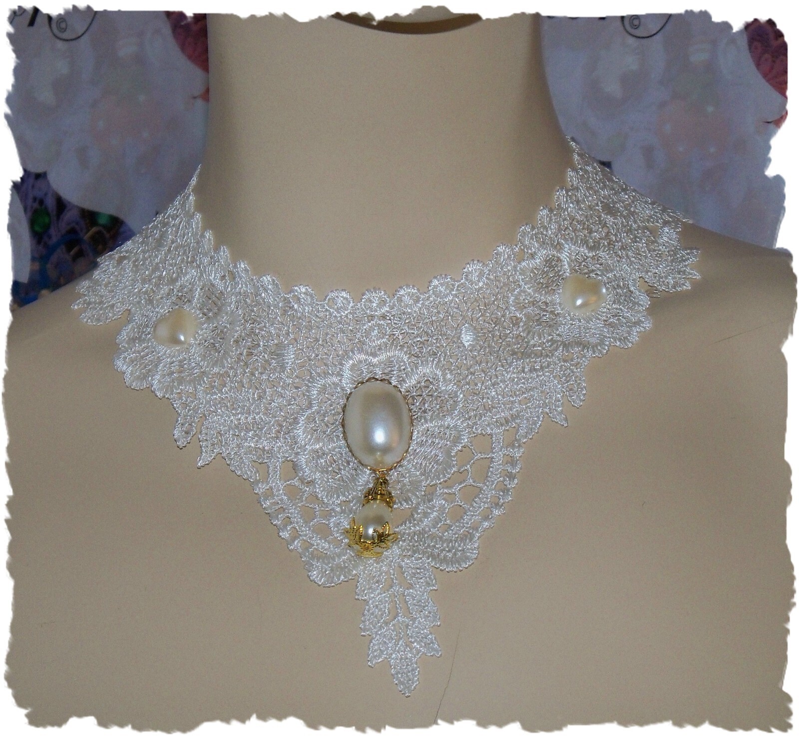 Collier plastron dentelle florale mariage et bijoux de dos cœurs nacrés perle