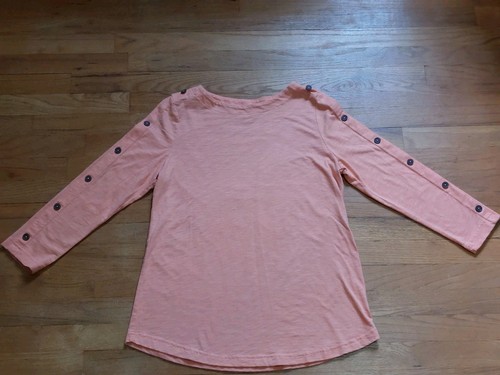 Top de mujer Croft & Barrow rosa melocotón con detalles de botones manga larga talla M