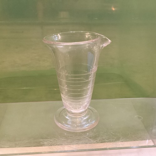 Graduated Apothecary Pharmacy Clear Glass 1 oz. Beaker w/ Spout - Raised Numbers