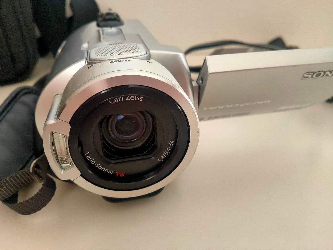 【動作良好】SONY Handycam　DCR-SR300 Amazon.com : Sony DCR-SR300 6.1MP 40GB Hard Disk Drive Handycam