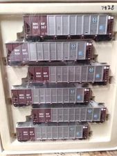 WALTHERS BNSF RD-4 HOPPERS 932-7828