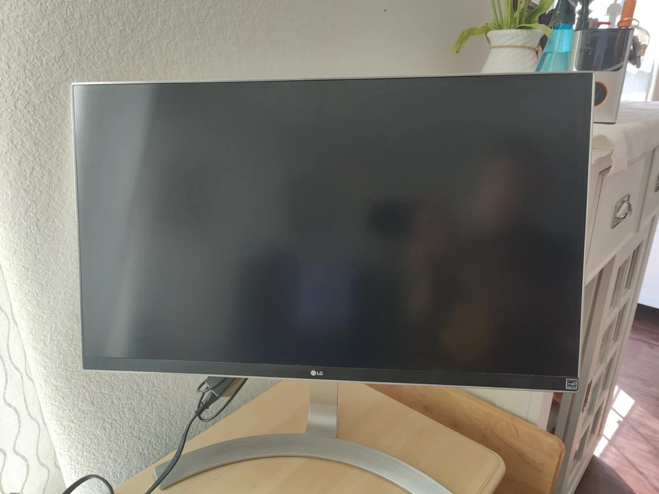 LG 27UD68-W 27-Inch 4K UHD IPS Monitor with FreeSync, Silver/White - Image 2 of 4