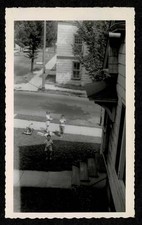 LOOKING DOWN KIDS PLAYING YARD TRICYCLE CITY STREET OLD/VINTAGE PHOTO- AB102