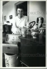 1990 Press Photo Elizabeth Bradley, exhibitor at Historical Society antique show