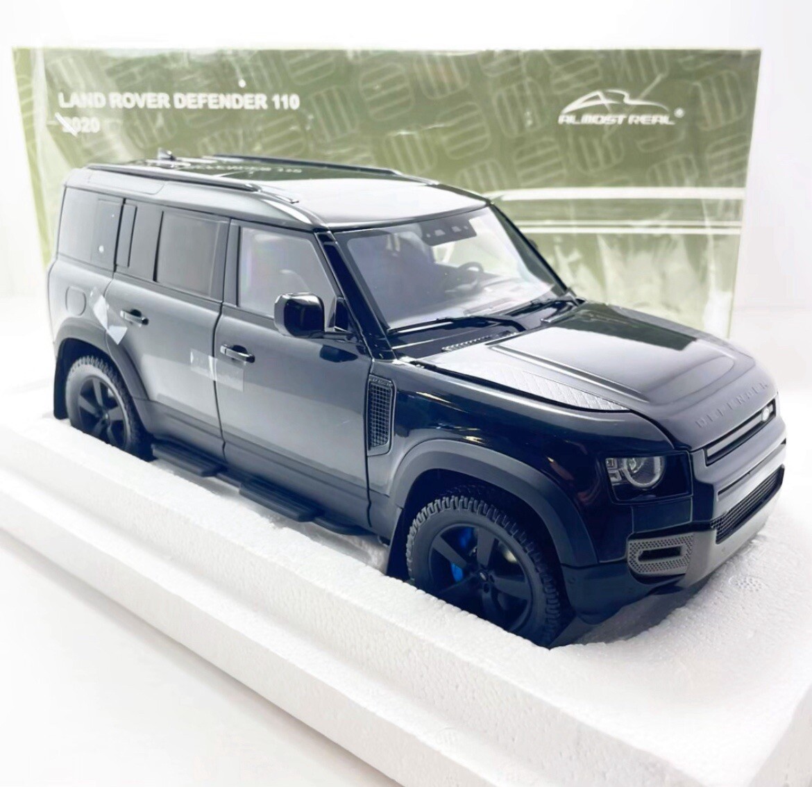 Rare Land Rover Defender 2020 110 V8 Black 1:18 Almost Real (read