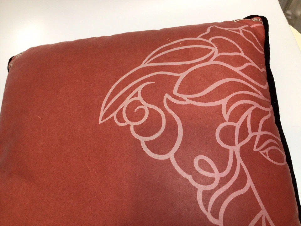 ALMOHADA DE CUERO ROJO PATRÓN LLAVE GRIEGA VERSACE FAMOSA MEDUSA DE COLECCIÓN Foto 4 de 4