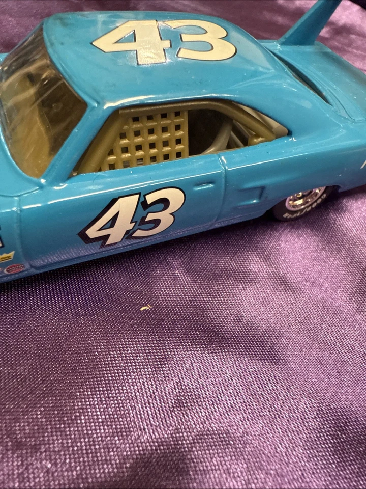 1:43 Scale NASCAR RICHARD PETTY 1970 70 PLYMOUTH SUPERBIRD RACING CHAMPION - Image 4 of 4