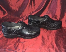 Dansko Clogs Women’s Black Floral Tooled Embossed Leather Size EU 39 US 8.5