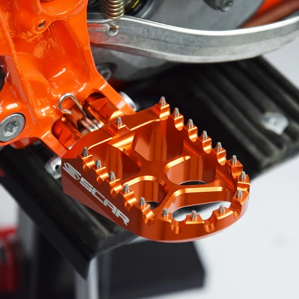 ESCALERAS KTM 125 150 250 450 SX SXF 2019 2020 2021 2022 REPOSAPIÉS NARANJA CICATRIZ Foto 2 de 2