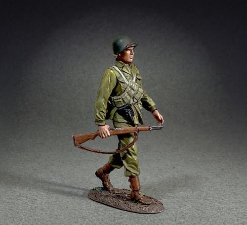 25154 - U.S. Infantryman Walking, Winter 1944-45 - WWII - W