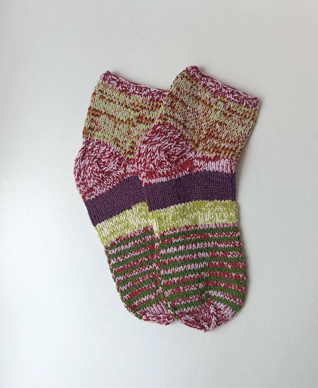 Size 8 1/2- 9 1/2 women 7 1/2-8 1/2 men US/40-41 EU Hand knitted lambswool socks
