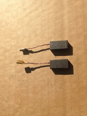 UNIVERSAL 2 X KOHLEBÜRSTEN 5 MM x 8 mm x 15,70 MM WERKZEUG TEILE DRAHT ZUR SEITE