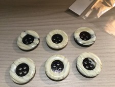 BOTTONI bianchi e neri, sono 6 madreperlati. bottoni nuovi. ARTICOLO MERCERIA