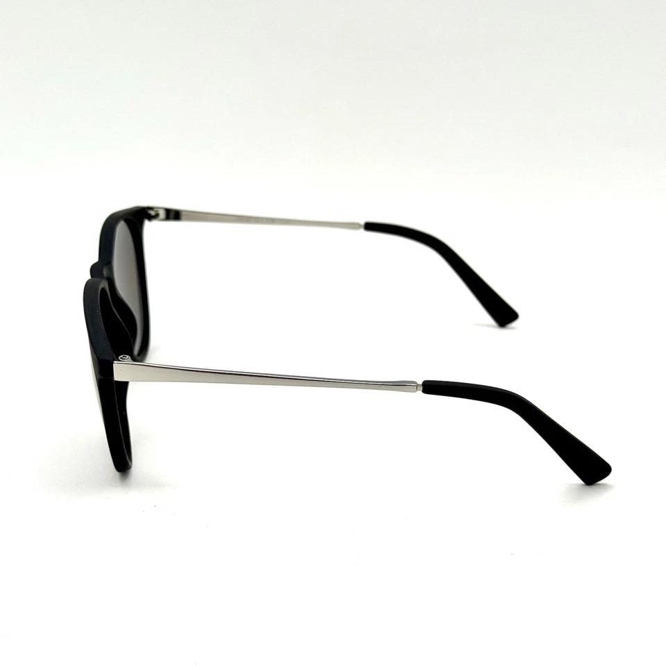 Gafas de sol de diseñador Foster Grant marco de metal negro y plateado lentes espejadas azules Foto 4 de 4