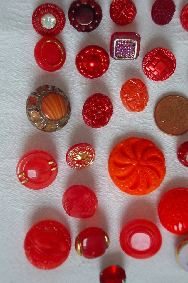 39 Glasknöpfe mit Ösen - verschiedene Größen, Designs und Rottönen - s. Bilder - Bild 3 von 4