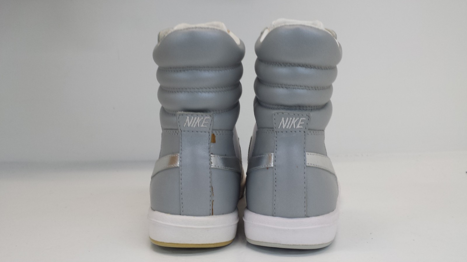 Nike WOMEN'S Gamma Mid Wht/Metallic Silver Size 101 6.5 414824 101 Size (DISCOLORED) f46d8a Nike WOMEN'S Gamma Mid Wht/Metallic Silver Size 101 6.5 414824 101 Size (DISCOLORED) f46d8a