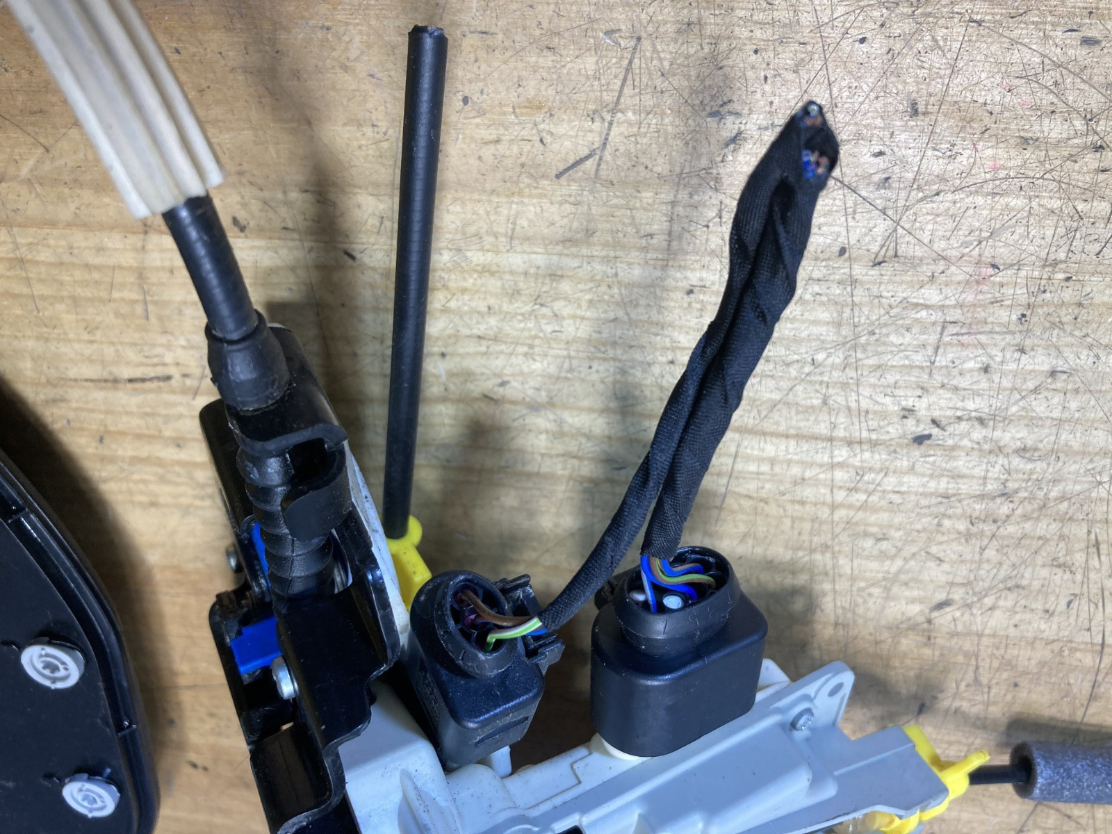 2016-2020 Bentley Bentayga Front Right Door Latch W/ Soft Close Assembly - OEM