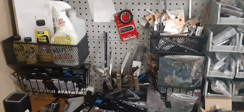 Banco de Trabajo Seville Classics UltraHD Iluminado 48L x 24W x 65.5H Pulgadas Inoxidable Foto 4 de 4