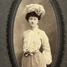 Antigua fotografía a bordo hermosa mujer joven recatada magnífico sombrero medallón prendedor