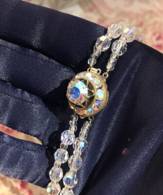 Ancien ras de cou perles de verre irisées à facettes - Le Grenier de Lisette Ancien ras de cou perles de verre irisées à facettes - Le Grenier de Lisette