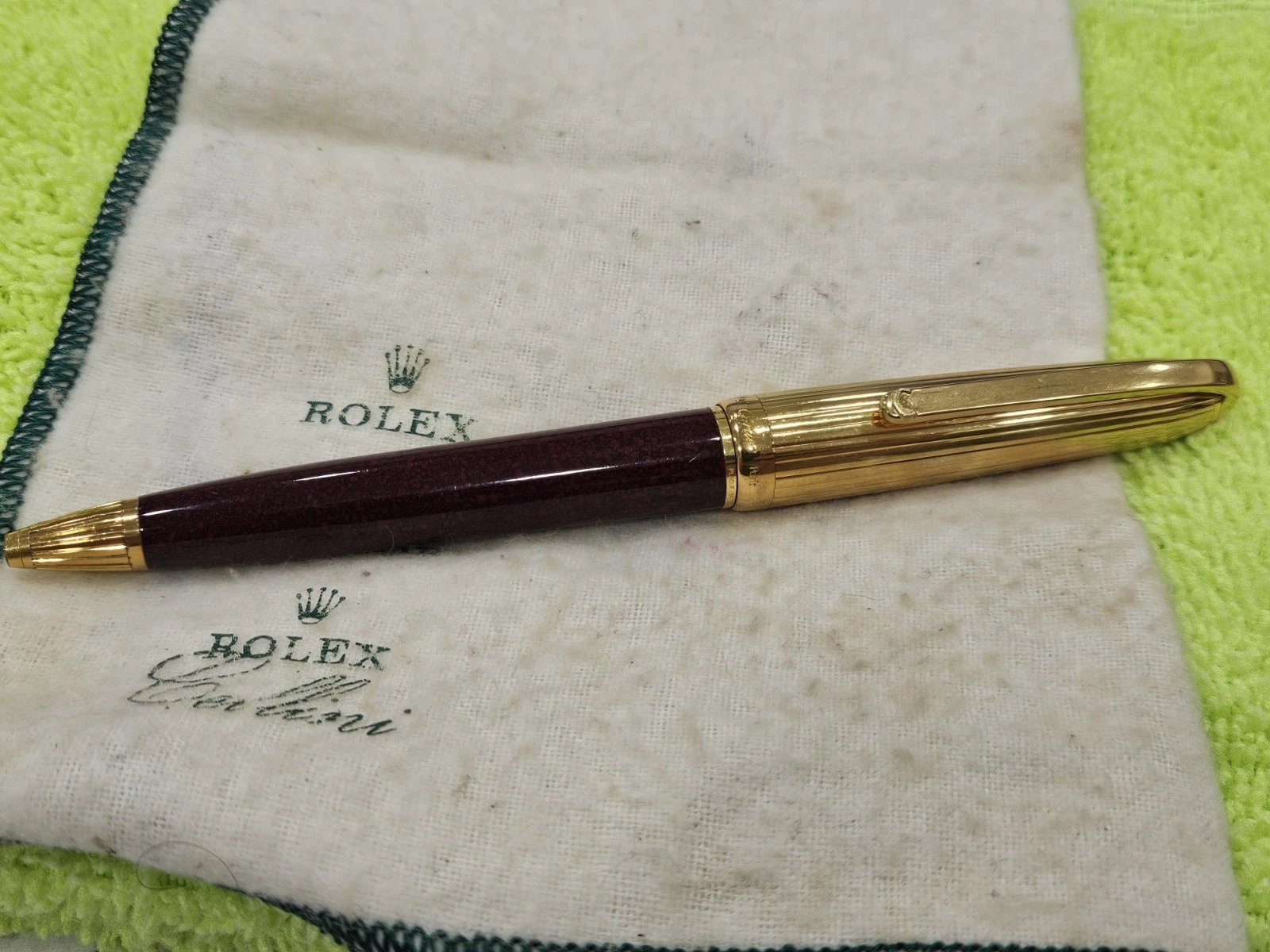 Cartier — VINTAGE CARTIER PASHA BALLPOINT PEN GOLD PLATE BORDEAUX LACQUER.