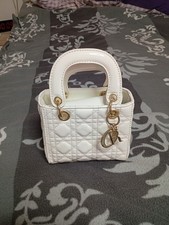 Handtasche aus Lack Leder weis mit Gold Verzierung  Imitat !!!