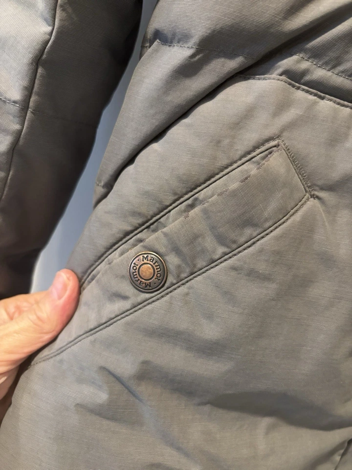 Chaqueta acolchada parka gris relleno Marmot 700 ribete de piel con capucha para mujer pequeña” Foto 3 de 4