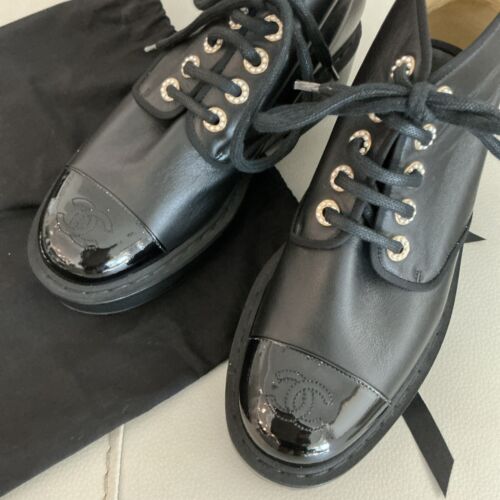 Stivali Chanel neri in pelle con logo punta a cappuccio e lacci perlati zeppa/combattimento 6,5 US - Foto 2 di 13