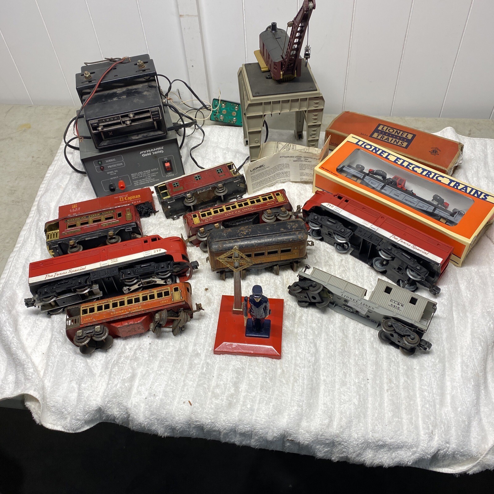 Vintage Lot Engine Locomotive Lionel Service Station + Other Train Cars Etc.