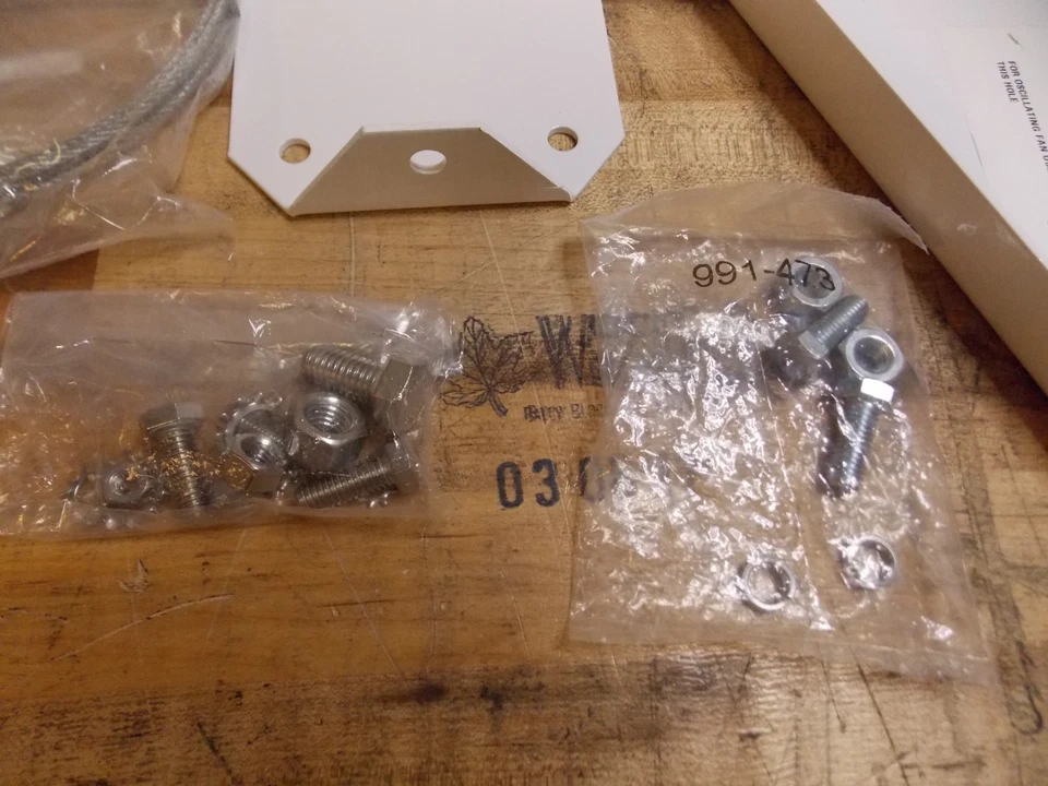 Soporte de pared Marley para ventiladores circuladores de aire de 24" y 30" acero blanco #2430WGB Foto 2 de 4