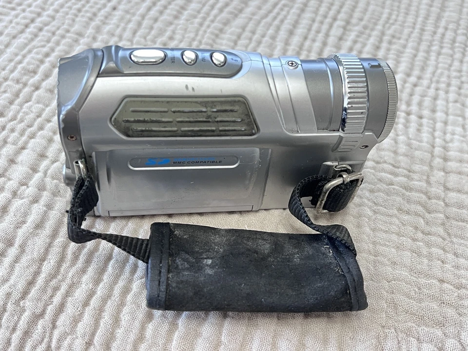 DXG-301V Camcorder 3.2 Mega Pixels DVC/MPEG4 f=5.58 mm lens W/F/2.8 - Image 3 of 4