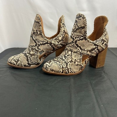 Mata Coffee Snake Viola-1 cut-out side chunky heel booties size 8.5