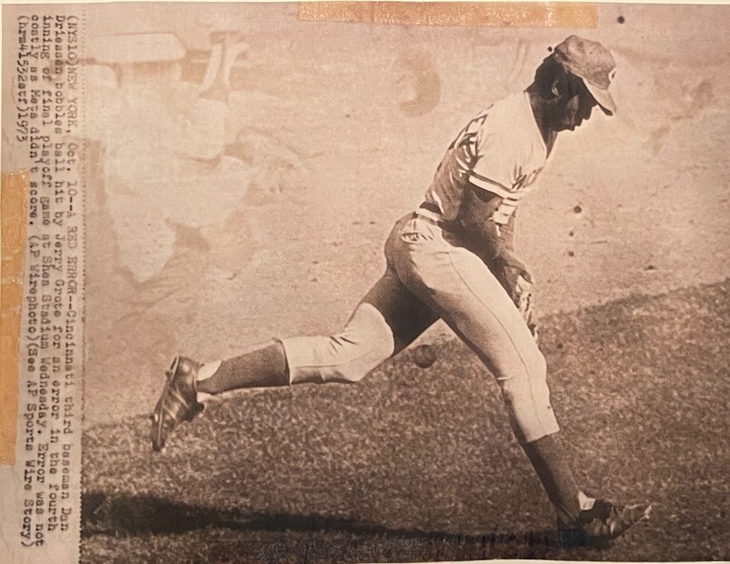 AP PHOTO OF CINCINNATI REDS DAN DRIESEEN MAKING ERROR - 1973 PLAYOFFS