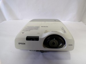 Epson H674A PowerLite 520 3LCD Projector (3340 Lamp Hours) (B4577)