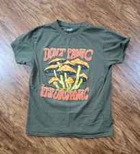 Brisco Brands Mens T Shirt Green Graphic Short Sleeve Crew Neck Size Medium 