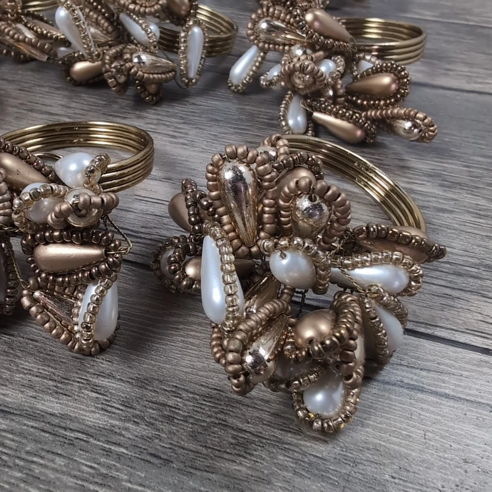 Juego de 8 servilleteros Kim Seybert redondos dorados con flor de perlas con cuentas de 1,5" de ancho Foto 3 de 4