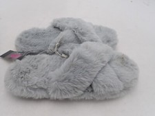 BOBBIE BROOKS Womens Criss Cross Faux Fur Slippers Slides Mules Gray S 6-7