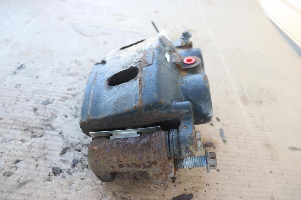 Pinça de freio dianteira esquerda do lado do motorista 2007-2020 CHEVY/GMC SUBURBAN 1500 FABRICANTE DE EQUIPAMENTO ORIGINAL - Imagem 4 de 4