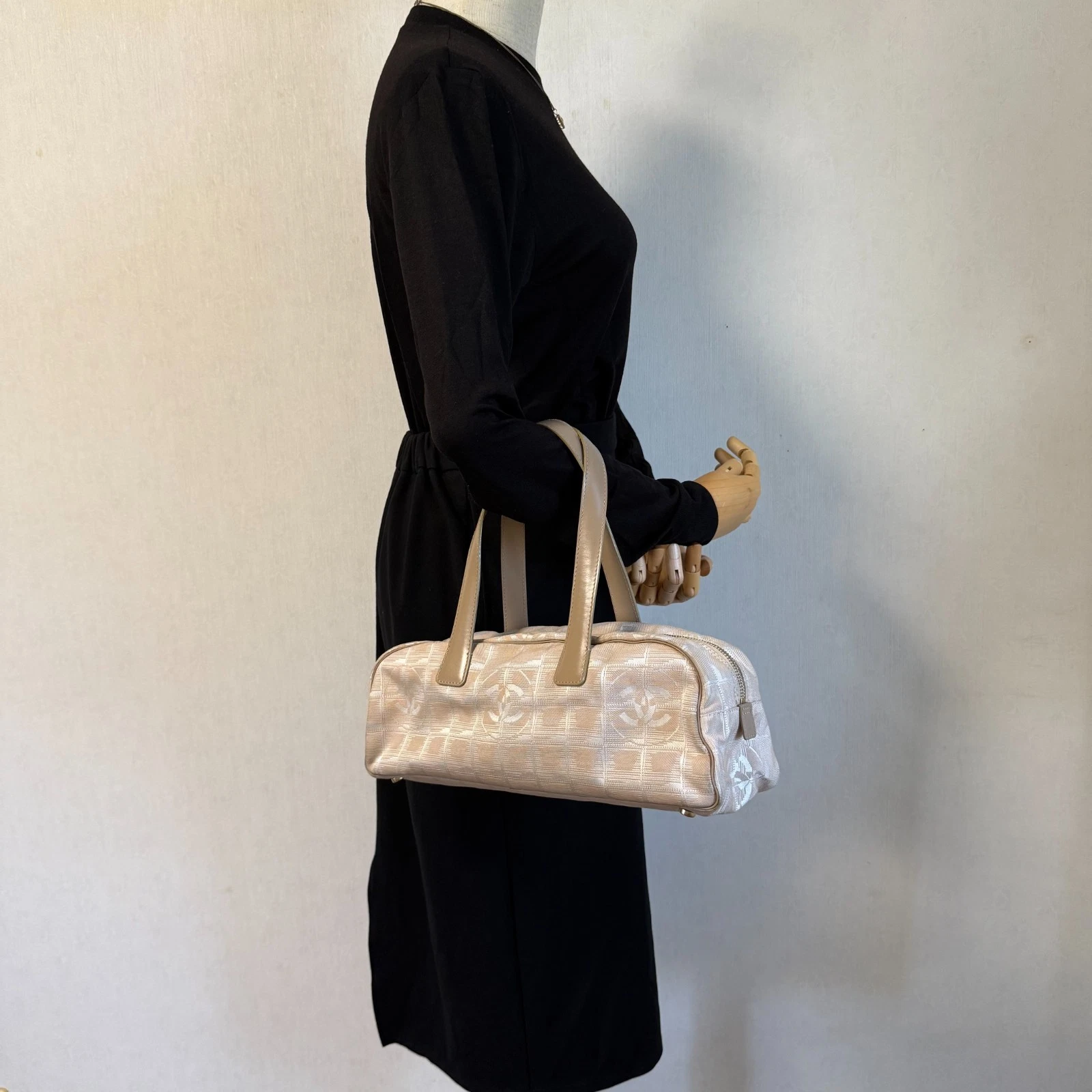 Borsa CHANEL Nuova Linea Viaggio Beige Mano Boston con Sacchetto Antipolvere Autentica Vintage