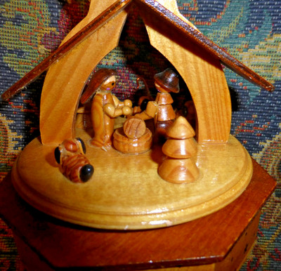 Vintage Spieldose aus Holz handbemalt,plays Silent Night,Excellent Cond.,N0 9008